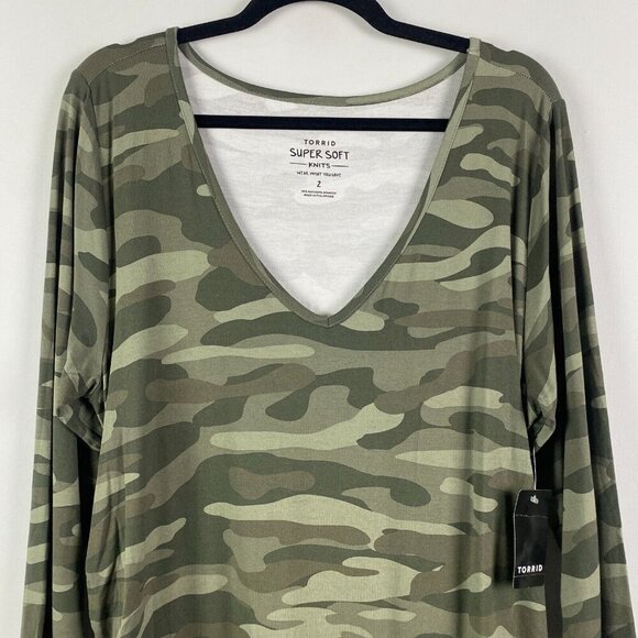 Torrid Maternity Ruched Side Tunic Tee Size 2X Camo V Neck Long Sleeve - Picture 2 of 10